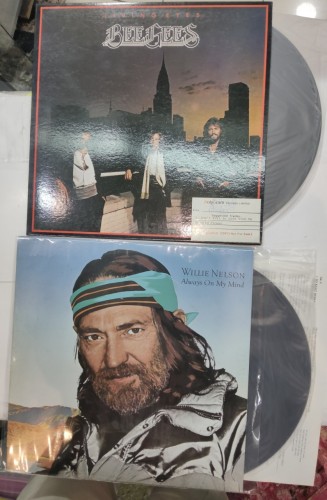 90%new Lp 黑膠 Bee Gees living eyes. Willie Nelson always on my mind.each $68